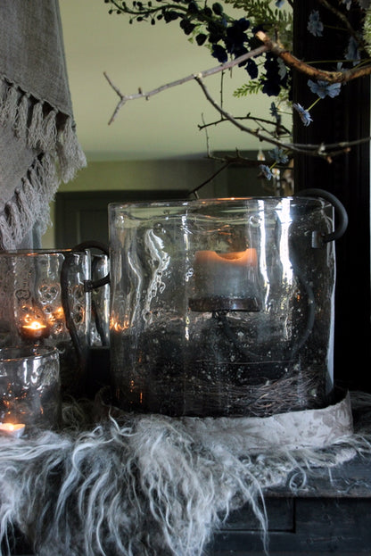 Betonnen schaal met windlicht