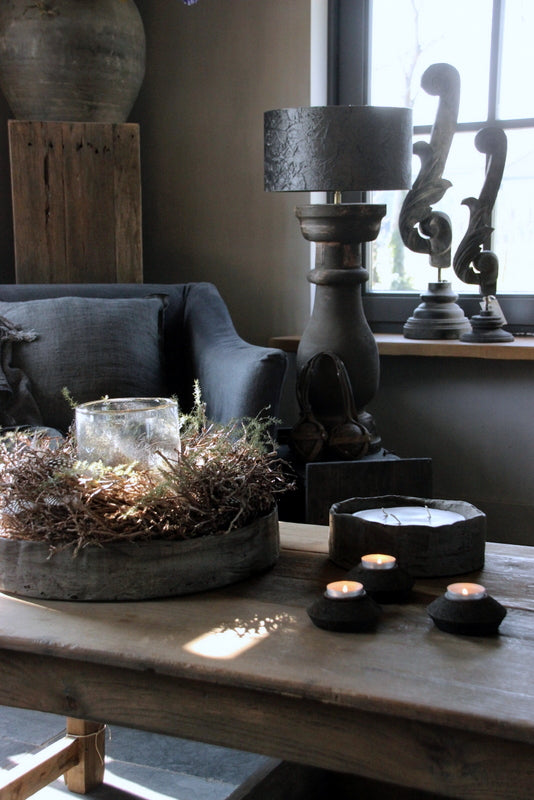 Landelijke schaal van beton voor op tafel