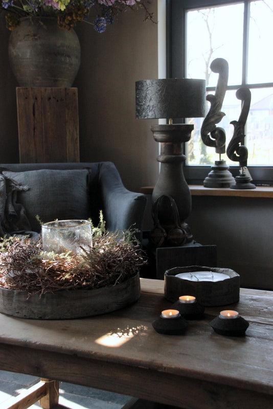 Ronde schaal van beton in landelijke setting